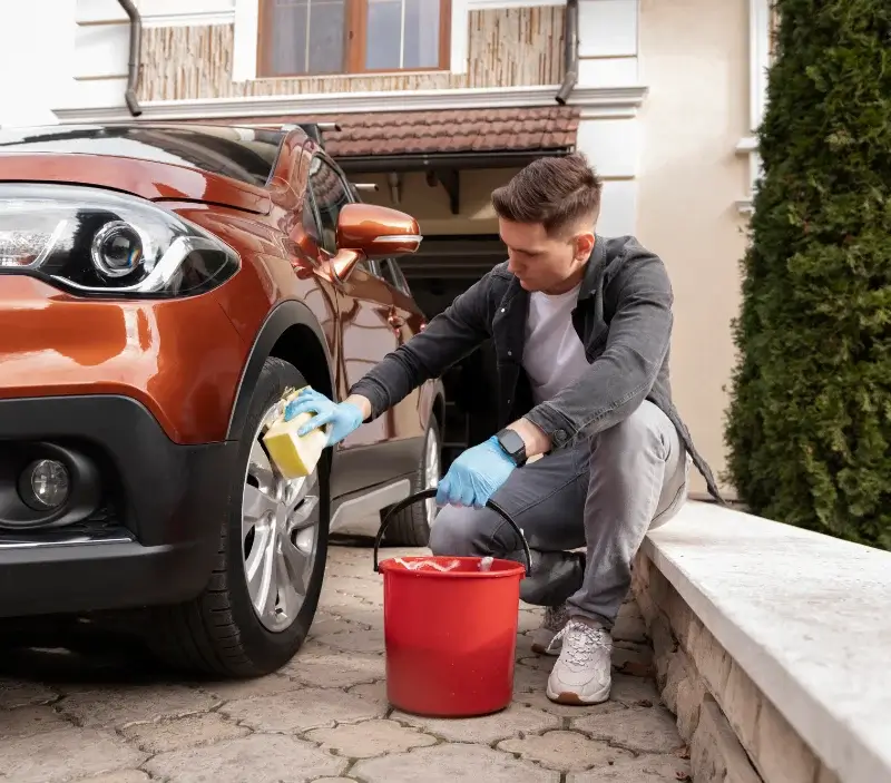 Lavage auto à domicile Entre-deux-Eaux : professionnel intervenant sur un véhicule